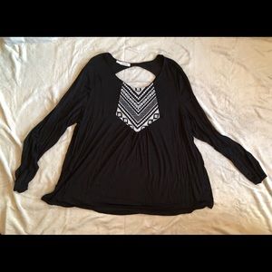 Maurices black long sleeve w/white deco, keyhole back